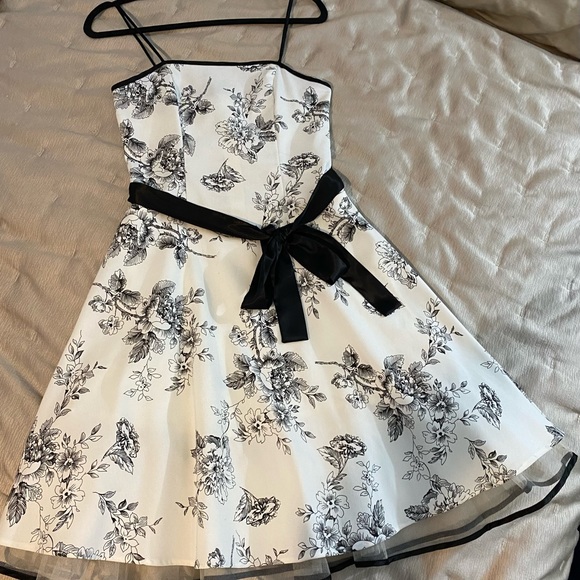 B. Smart Black White Floral Cocktail Dress. Size 10. Tulle lined. Fit & flare. - Picture 2 of 5